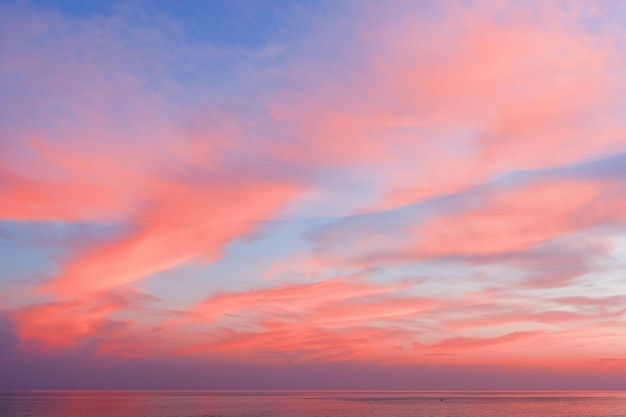 Vista del cielo azul-rosa con nubes al atardecer