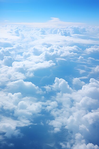 Foto una vista de un cielo blanco con nubes azules sobre un área plana