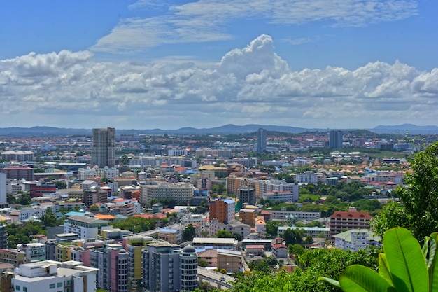 Vista del cielo de la ciudad en un día soleado