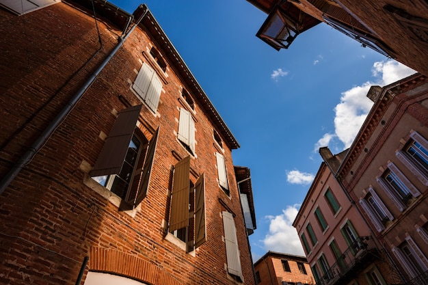 Vista hacia el cielo de la ciudad vieja de Albi edificios de ladrillo rojo