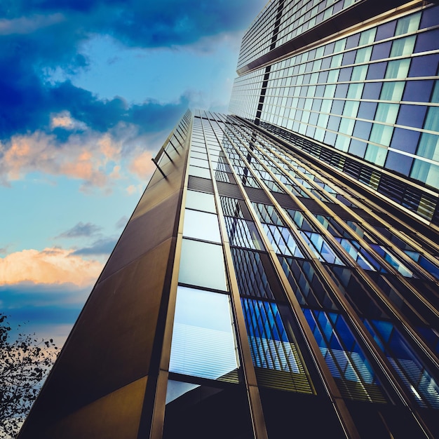 Vista hacia el cielo del concepto empresarial y corporativo de rascacielos