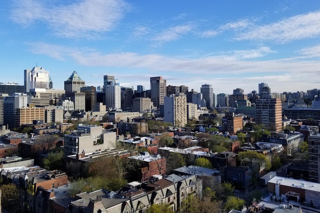 Vista del cielo despejado en la ciudad