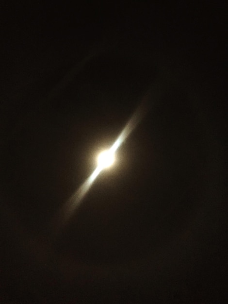 Vista del cielo nocturno desde un ángulo bajo