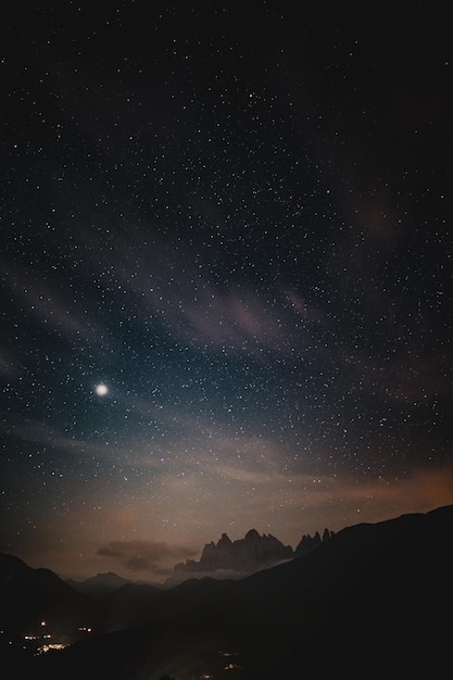 Vista del cielo nocturno desde un ángulo bajo
