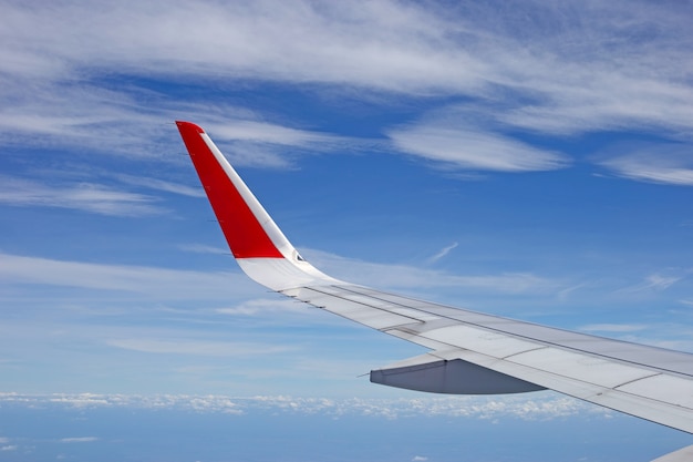 Vista del cielo, las nubes y el ala desde la ventana del avión