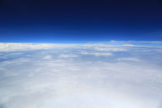 Vista del cielo nublado desde la ventana del avión