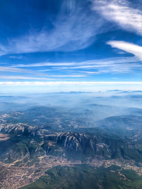 Vista del cielo nublado ver a través de la ventana del avión