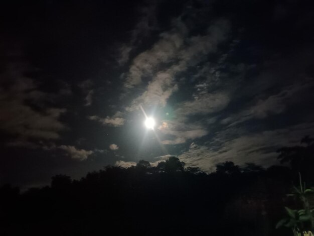 Vista del cielo en la pista de la colina de día