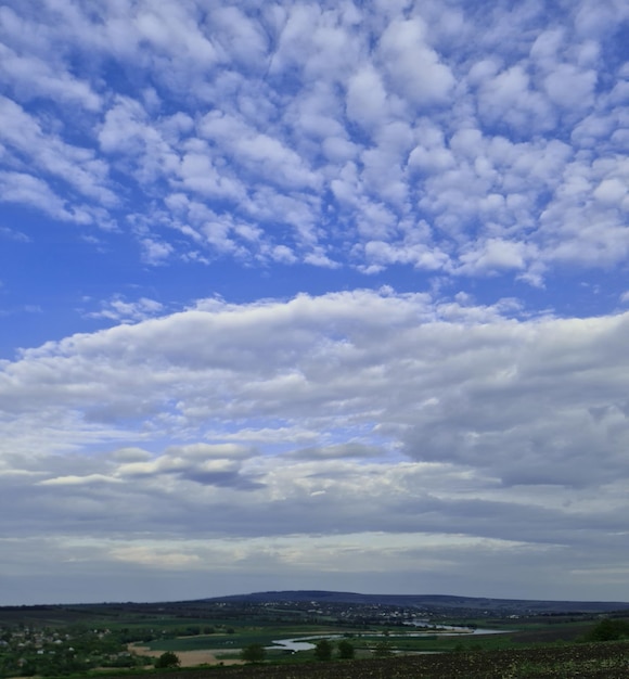 Una vista del cielo y el río.