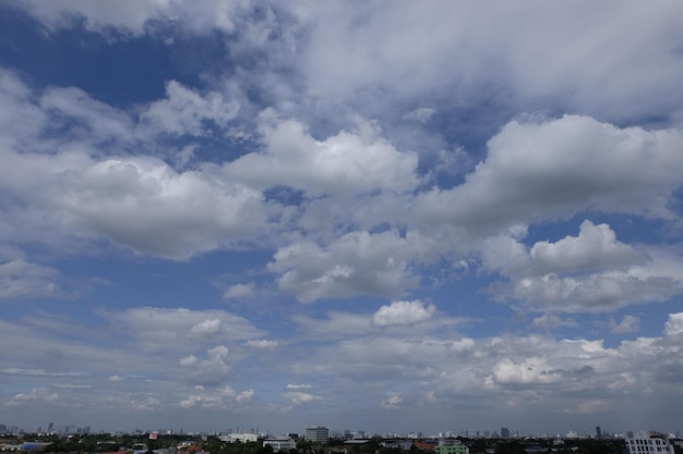 Una vista del cielo desde el techo del edificio.