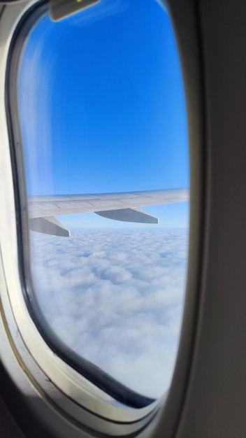 vista del cielo desde la ventana del avión