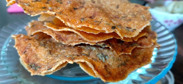 Vista de cierre de Indian Snack Papad frito y asado compuesto de Urad Moong dal o arroz