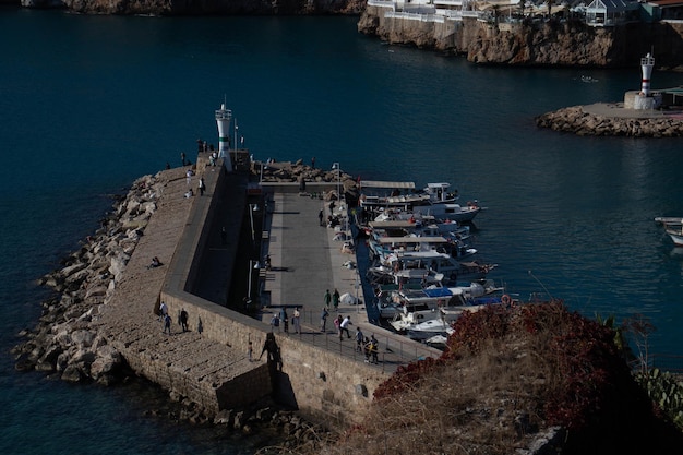 La vista desde la cima del hermoso muelle de la mar las montañas el mar el sol