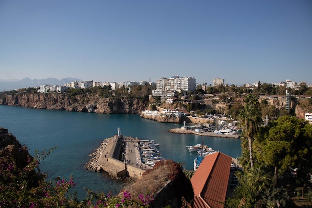 La vista desde la cima del hermoso muelle de la mar las montañas el mar el sol