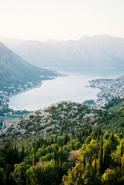 Vista desde la cima de la montaña hasta la bahía de Kotor