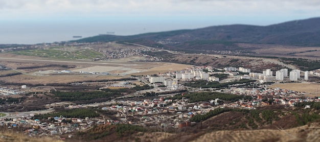 Foto vista desde la cima de la montaña a la ciudad balneario de gelendzhik