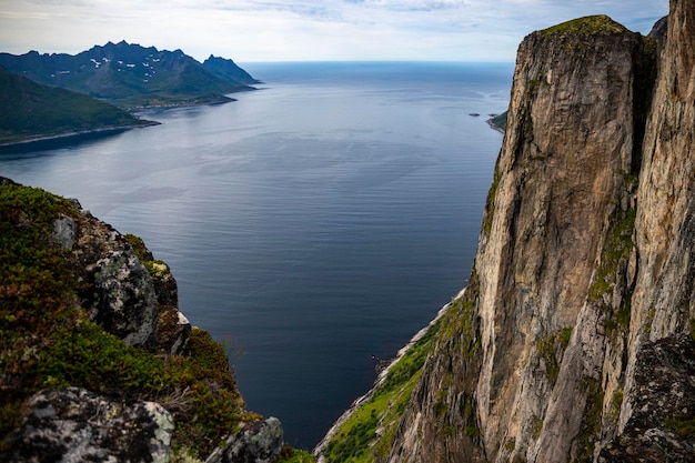 vista desde la cima de la montaña hesten en el panorama de la isla senja, noruega