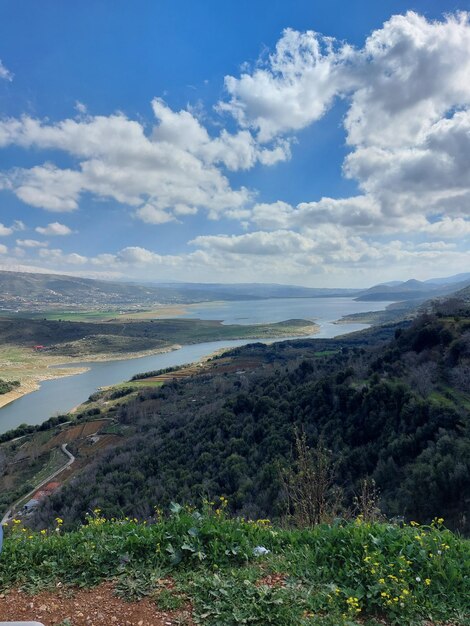 Una vista desde la cima de una montaña con un lago al fondo.