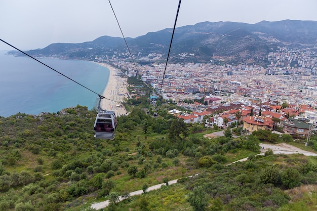 La vista desde la cima de la montaña en la playa de Cleopatras en un día soleado de verano