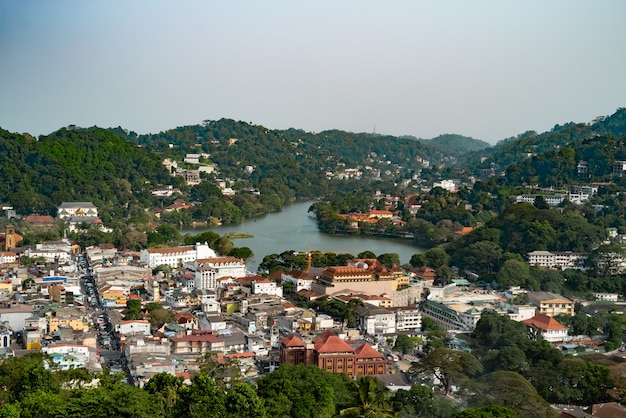 Vista desde la cima de la montaña sobre la ciudad de Kandy