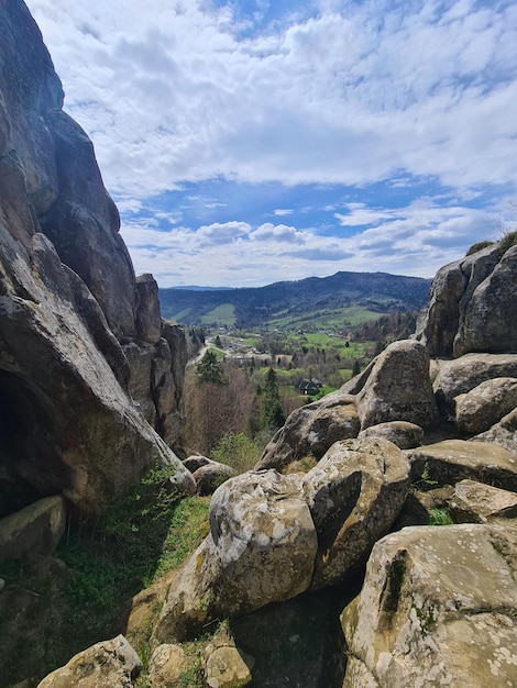 Una vista desde la cima de una montaña