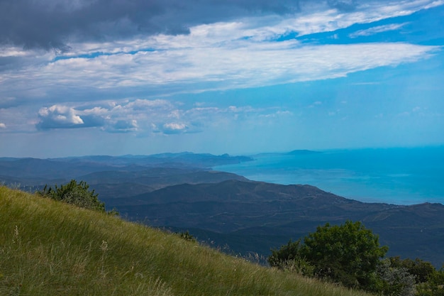 Vista desde la cima del monte Demerdzhi hasta el valle verde montañoso y el paisaje del mar