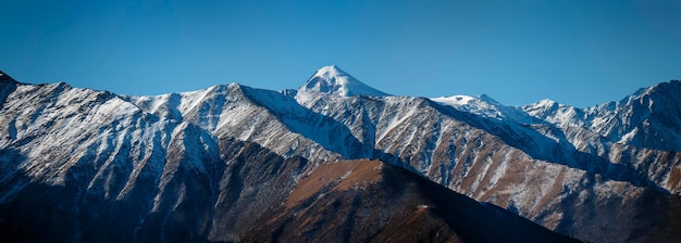 Vista de la cima del monte Kazbek desde Ingushetia.