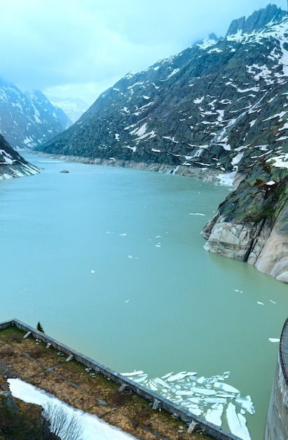 Vista desde la cima del paso mirando al norte sobre Grimselsee (Suiza, Alpes berneses)