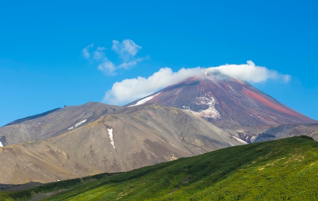 Vista desde la cima del volcán avachinsky en la península de kamchatka