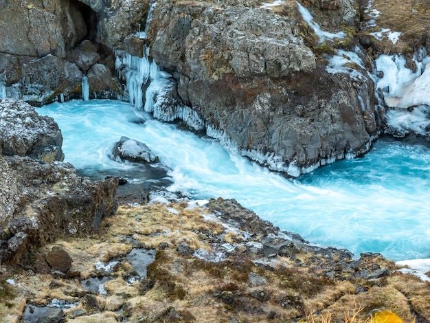 Vista circundante alrededor de la cascada de Hraunfossar inusual hermoso hito natural en Islandia