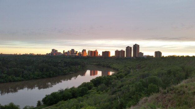 Foto vista de la ciudad al atardecer