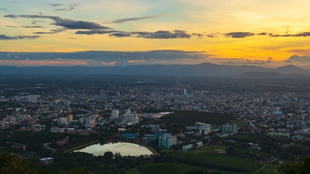 Vista de la ciudad al atardecer