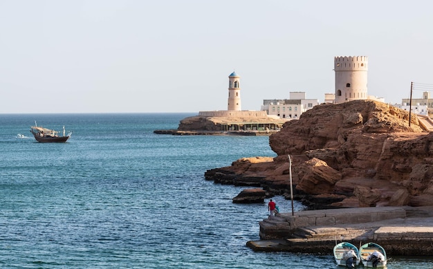 Vista de la ciudad de Al Ayjah, dos torres de vigilancia desde el puente Khor Al Batah en Sur, Omán