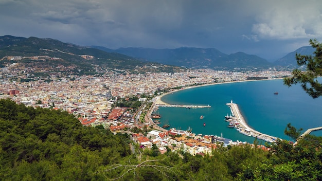 Vista de la ciudad de Alanya desde el castillo de Alanya en Turquía