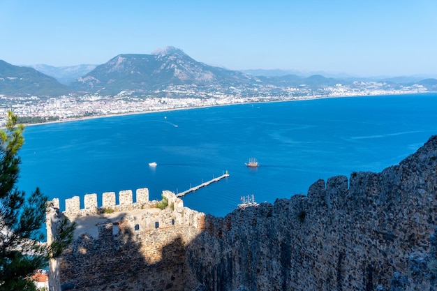 Vista de la ciudad de Alanya desde el castillo de Alanya en Turquía