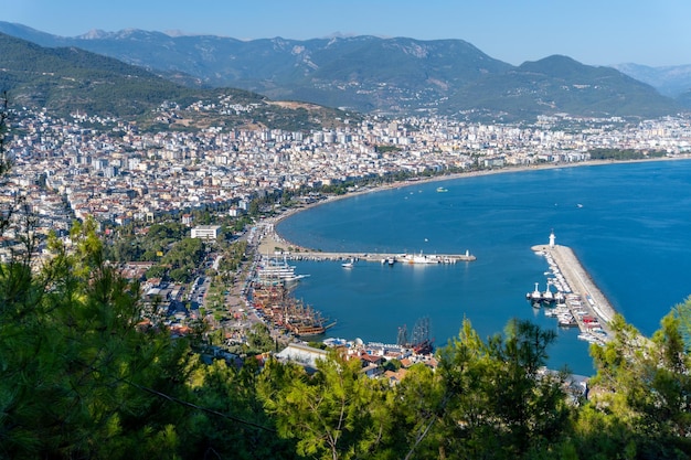 Vista de la ciudad de Alanya desde el castillo de Alanya en Turquía