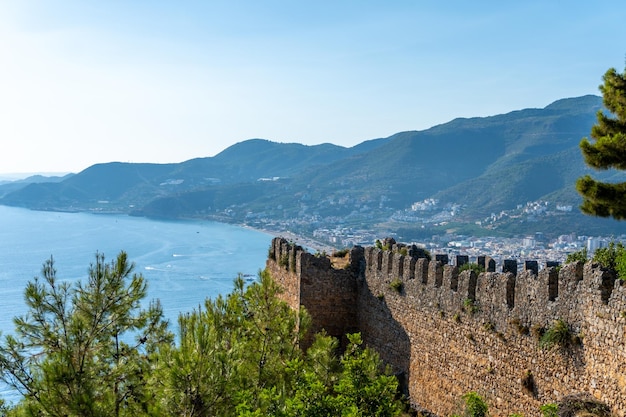 Vista de la ciudad de Alanya desde el castillo de Alanya en Turquía