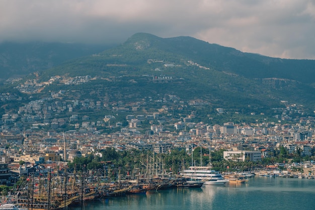 Vista de la ciudad de Alanya, Turquía, desde la torre roja kizil kule