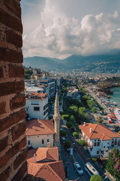 Vista de la ciudad de Alanya, Turquía, desde la torre roja kizil kule