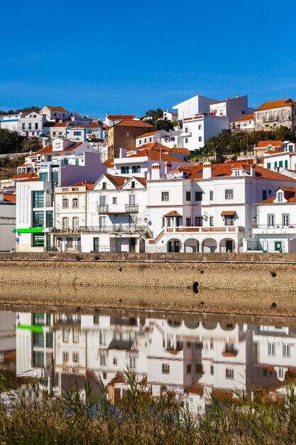 Vista de la ciudad Alcacer do Sal cerca del río Sado en Portugal Disparo vertical