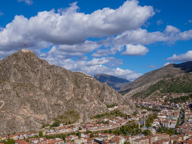 Una vista de la ciudad de Amasya, con el río Yesilirmak fluyendo a través de ella.