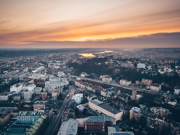 Vista de la ciudad en ángulo alto al atardecer