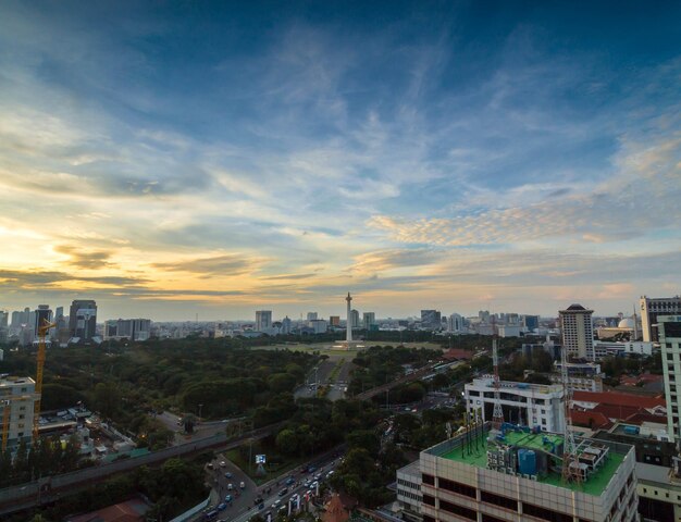 Vista de la ciudad en ángulo alto al atardecer