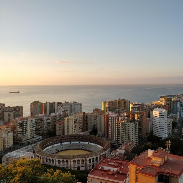 Foto vista de la ciudad desde un ángulo alto a la orilla del mar