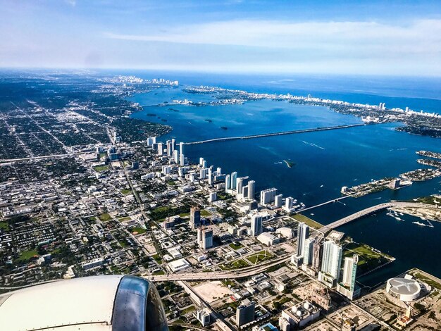 Foto vista de la ciudad en ángulo alto en la orilla