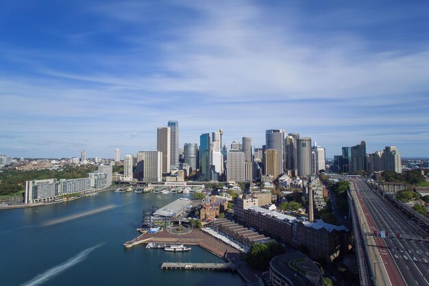 Vista de la ciudad en ángulo alto en la orilla