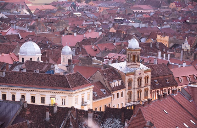 Vista de la ciudad antigua iluminada por la noche Brasov Rumania