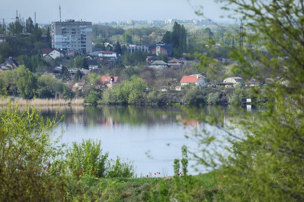 vista de la ciudad con árboles y lago temporada de verano