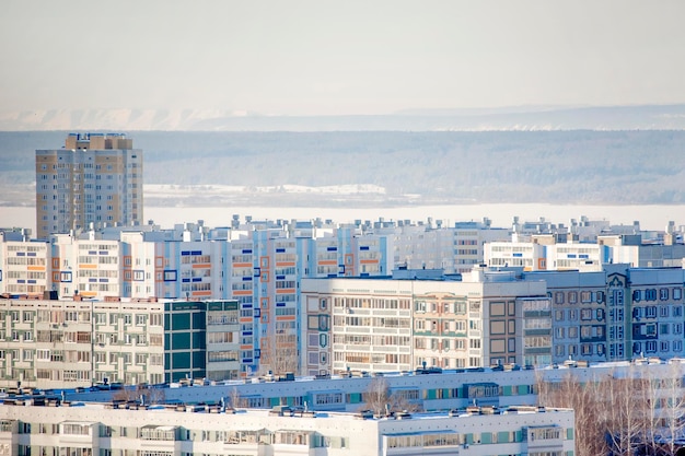 Vista de la ciudad desde arriba invierno y nieve.