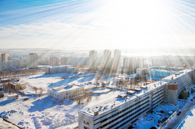 Vista de la ciudad desde arriba invierno y nieve.